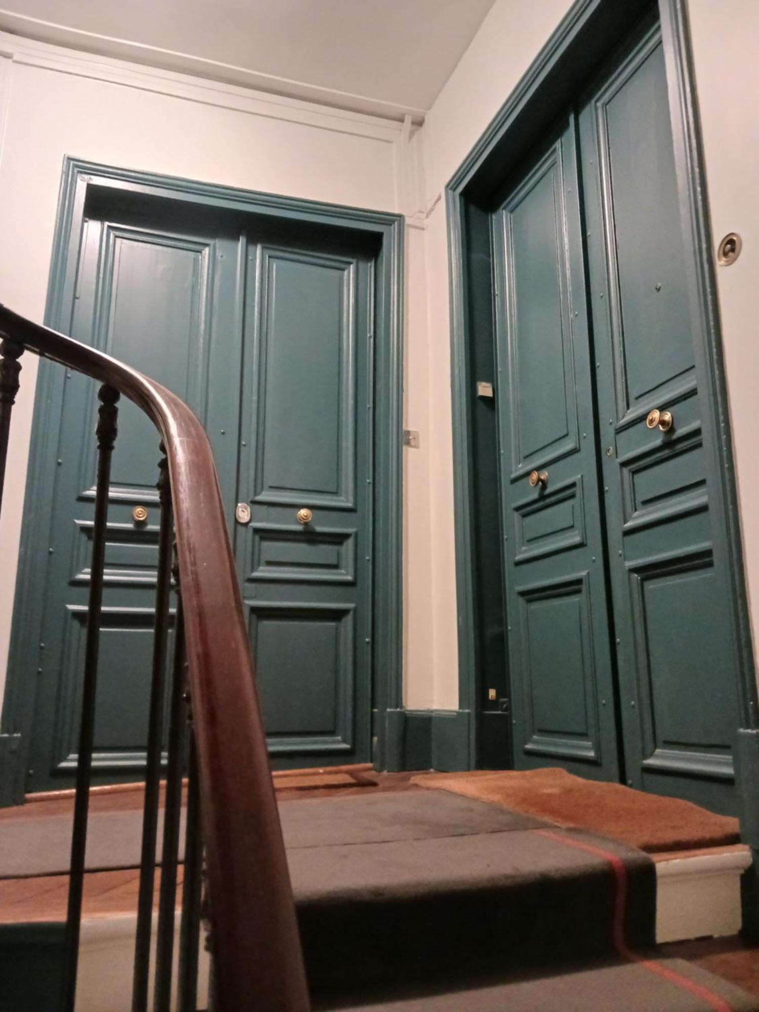 - Montmartre Apartment